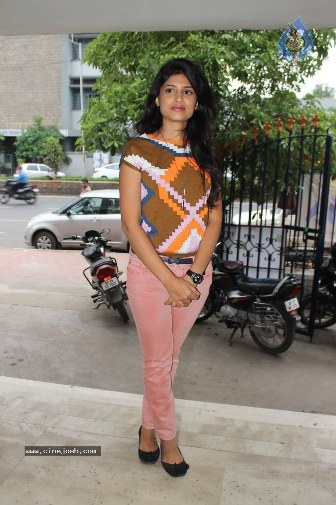 Swetha Pandit New Stills - 57 / 69 photos