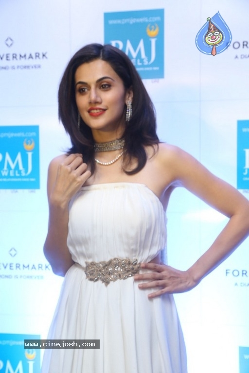 Taapsee Pannu New Stills - 14 / 17 photos