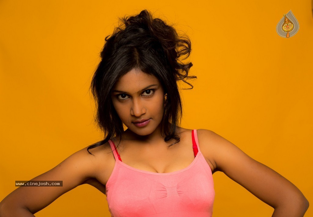 Tamil Actress Suhasini Hot Stills - 24 / 28 photos