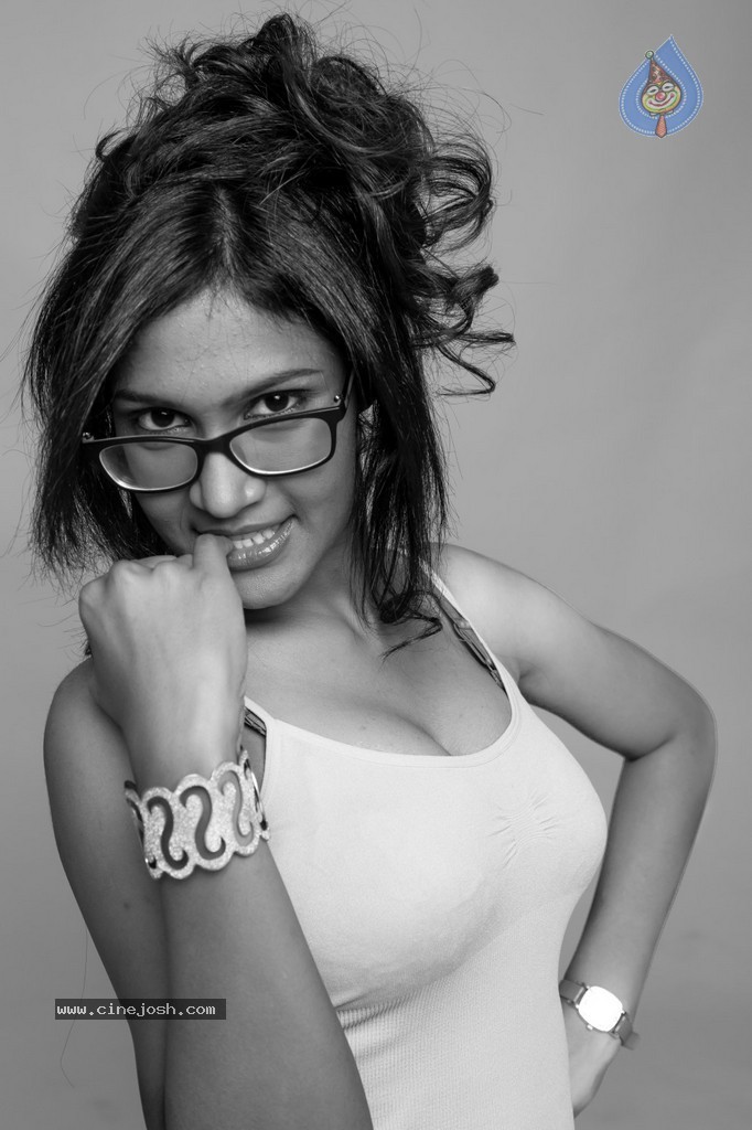 Tamil Actress Suhasini Hot Stills - 27 / 28 photos