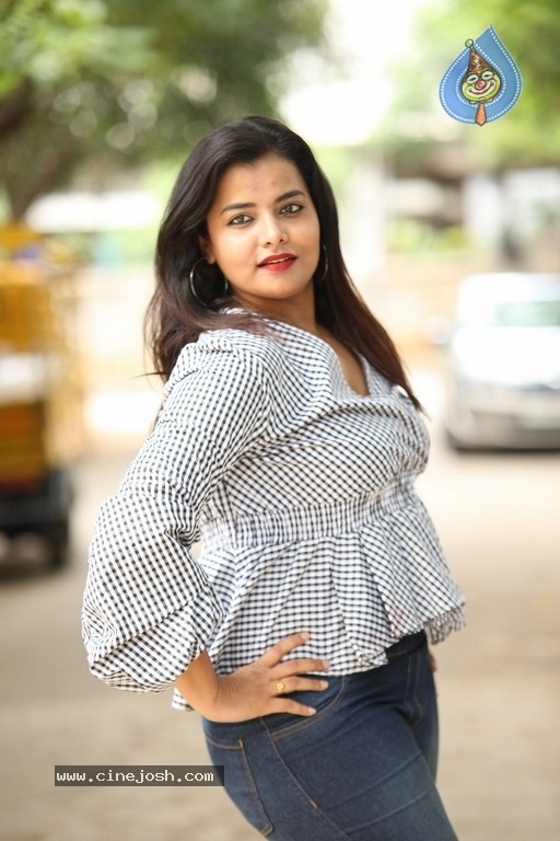 Tanuja Naidu New Pics - 19 / 31 photos