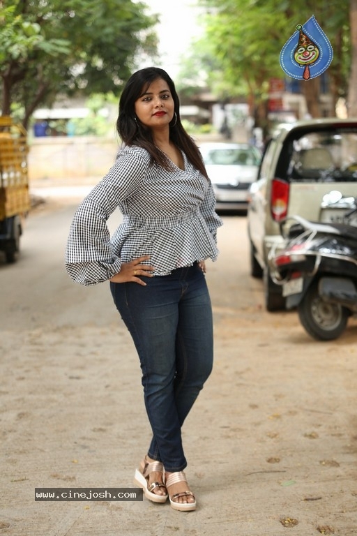 Tanuja Naidu New Pics - 20 / 31 photos