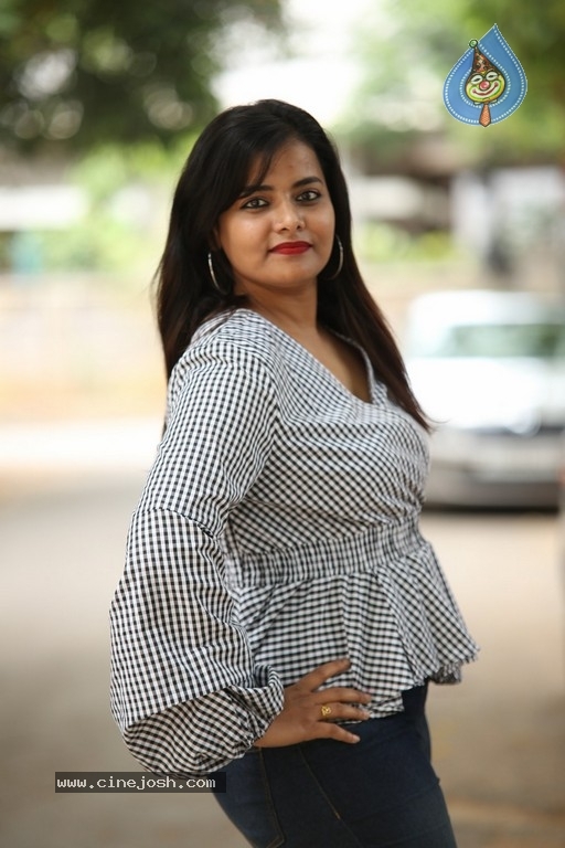 Tanuja Naidu New Pics - 22 / 31 photos