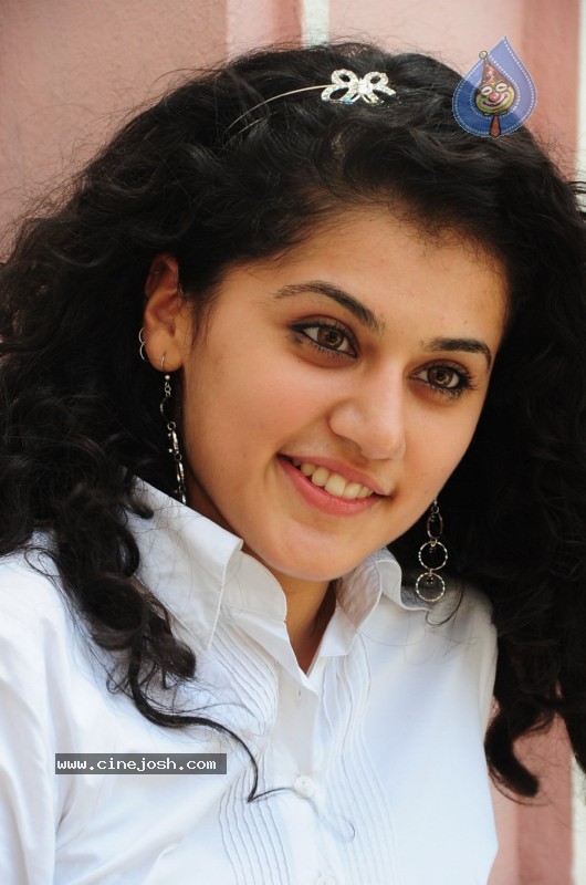 Tapsee Stills - 11 / 35 photos