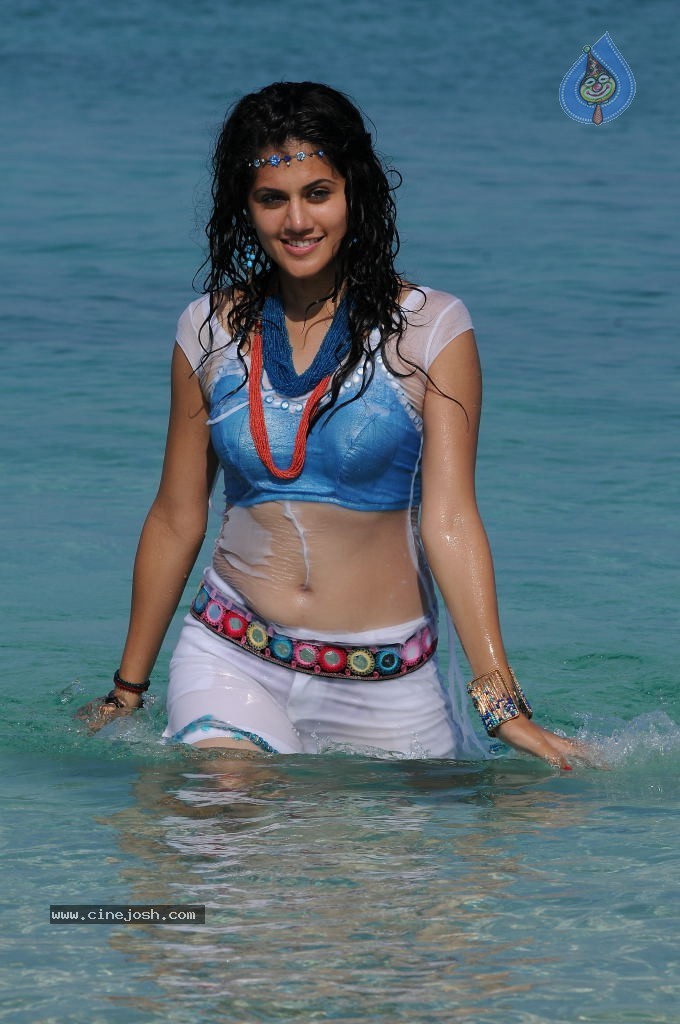 Tapsee Hot Gallery - 17 / 66 photos