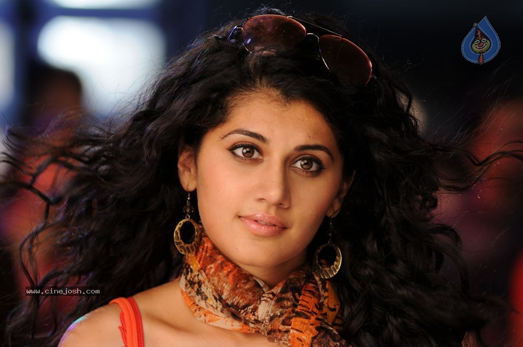 Tapsee Hot Gallery - 39 / 66 photos