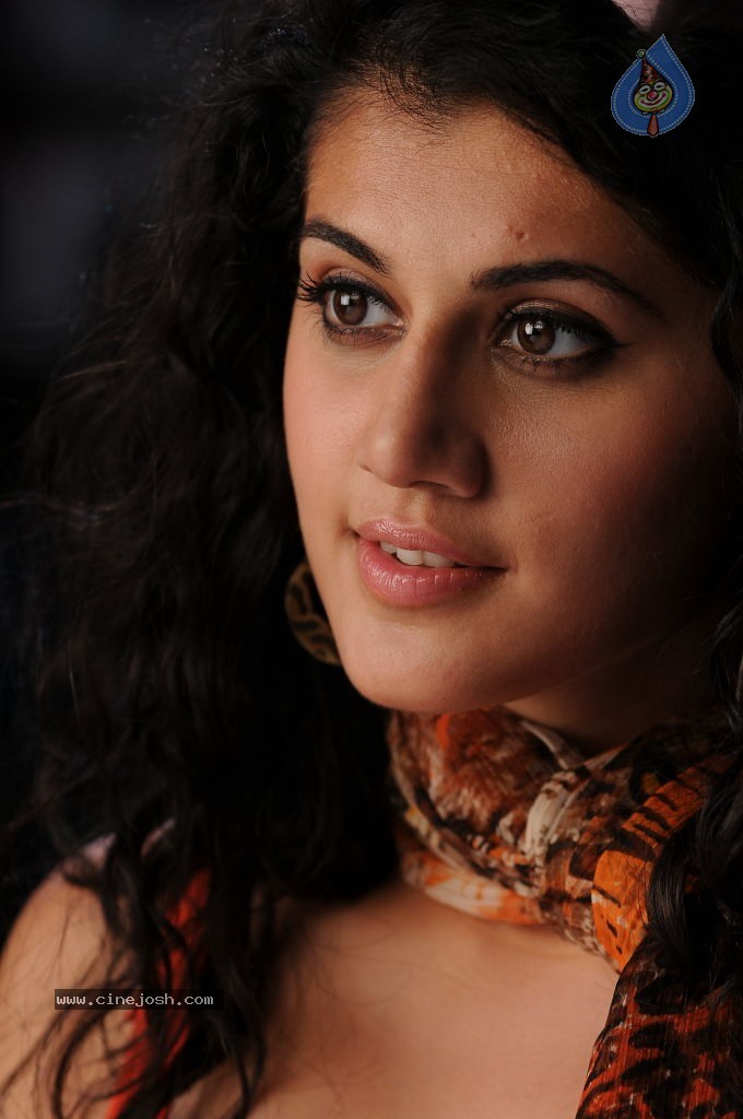 Tapsee Hot Gallery - 42 / 66 photos