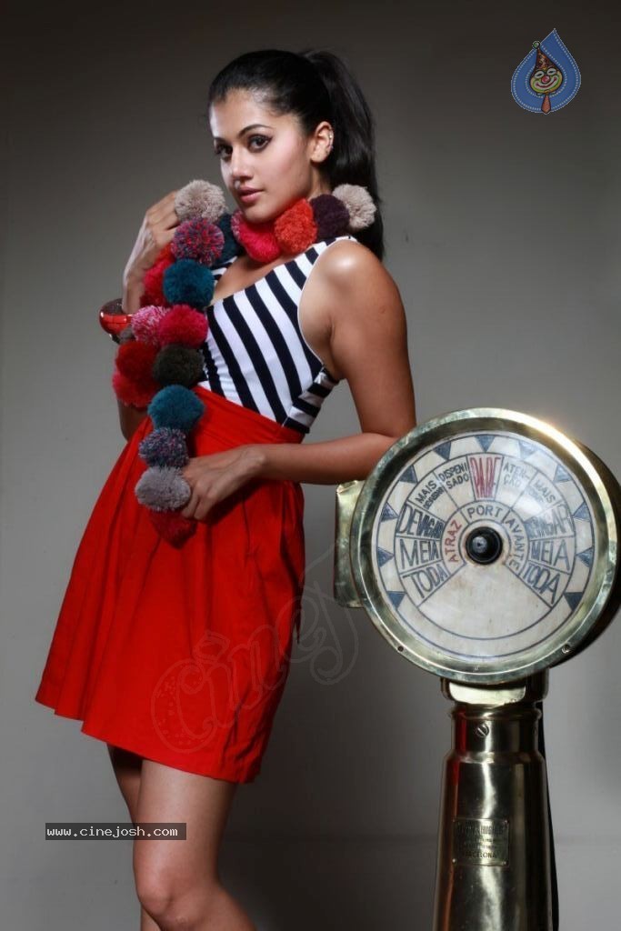 Tapsee Hot Stills - 7 / 112 photos