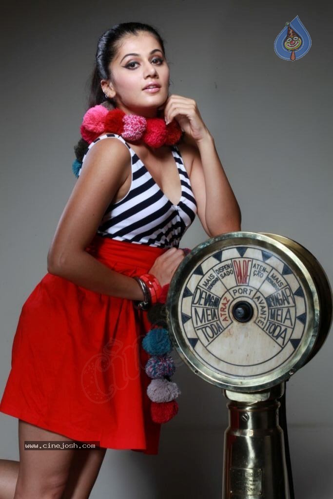 Tapsee Hot Stills - 14 / 112 photos