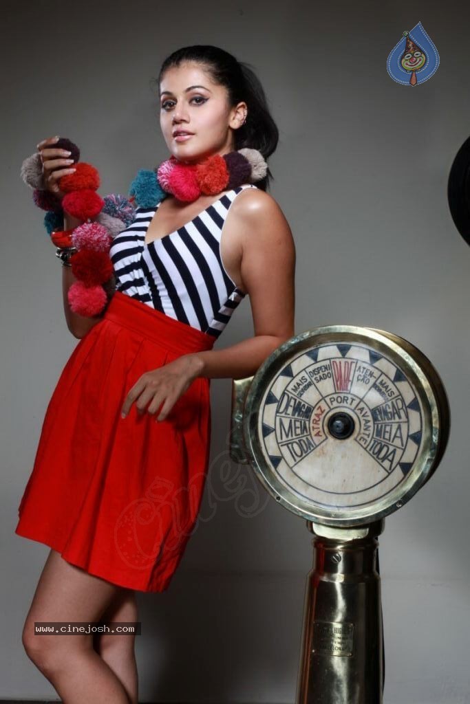 Tapsee Hot Stills - 49 / 112 photos