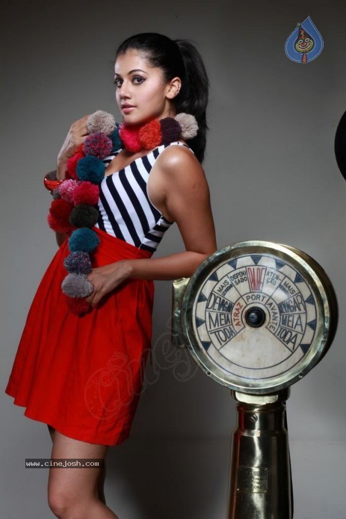 Tapsee Hot Stills - 55 / 112 photos