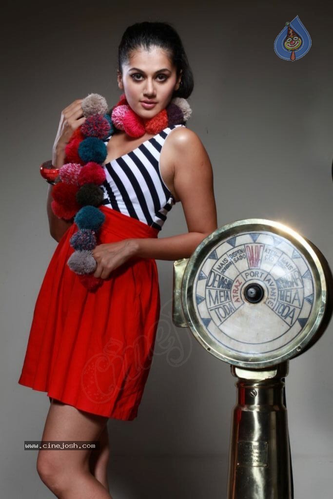 Tapsee Hot Stills - 56 / 112 photos