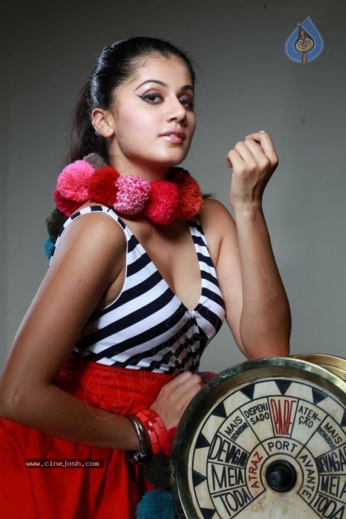 Tapsee Hot Stills - 68 / 112 photos
