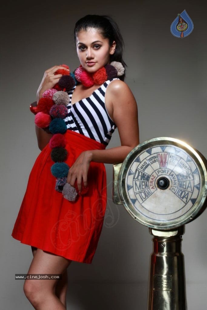 Tapsee Hot Stills - 77 / 112 photos