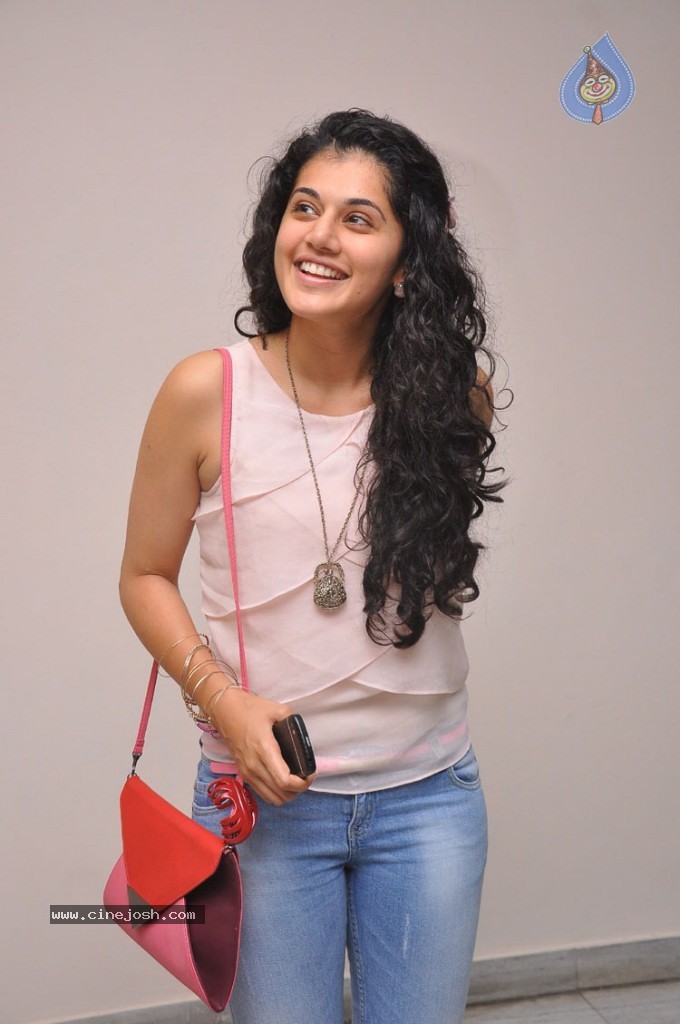 Tapsee Latest Pics - 7 / 29 photos