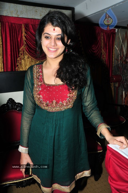 Tapsee New Stills - 5 / 41 photos