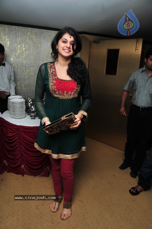 Tapsee New Stills - 6 / 41 photos