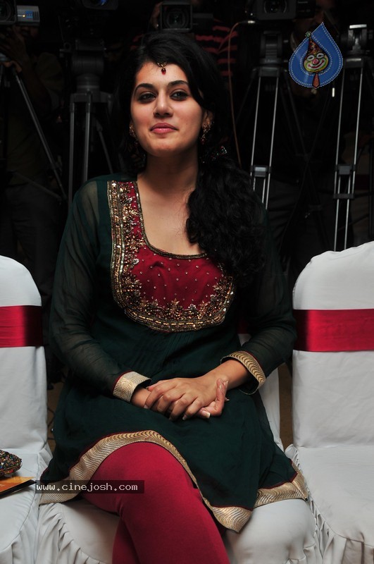 Tapsee New Stills - 17 / 41 photos