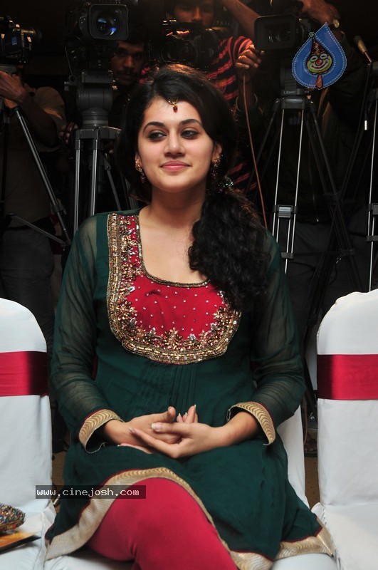 Tapsee New Stills - 18 / 41 photos