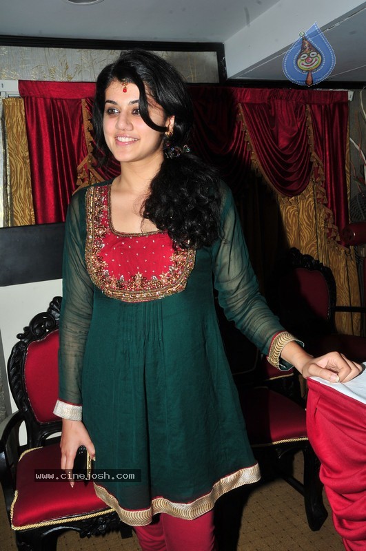 Tapsee New Stills - 24 / 41 photos