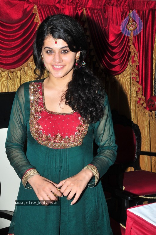 Tapsee New Stills - 38 / 41 photos