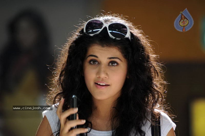 Tapsee New Stills - 6 / 23 photos