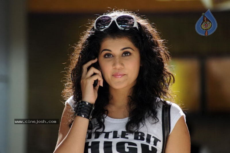 Tapsee New Stills - 11 / 23 photos