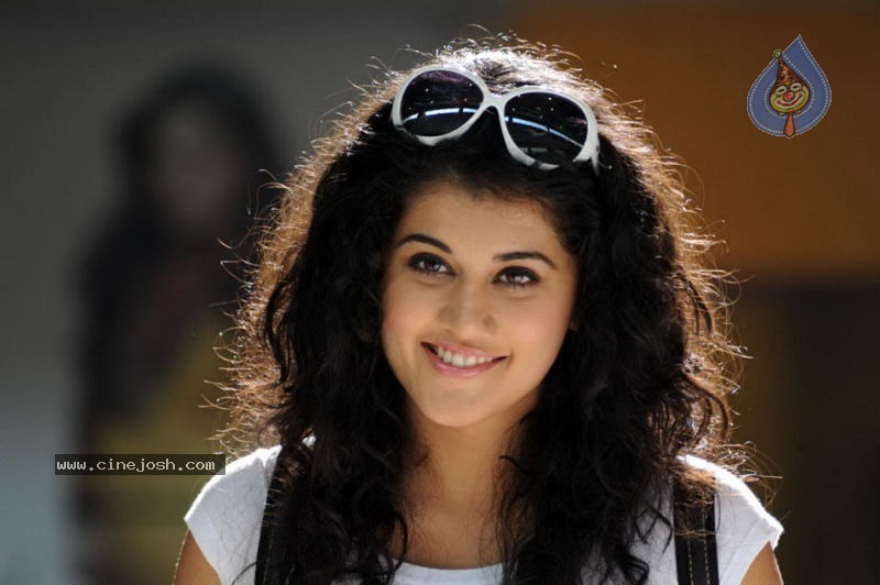 Tapsee New Stills - 16 / 23 photos