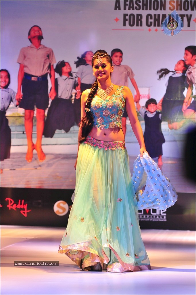 Tapsee Ramp Walk Photos - 6 / 31 photos