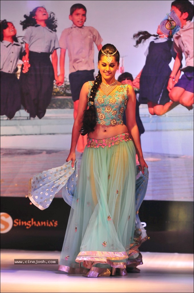 Tapsee Ramp Walk Photos - 22 / 31 photos