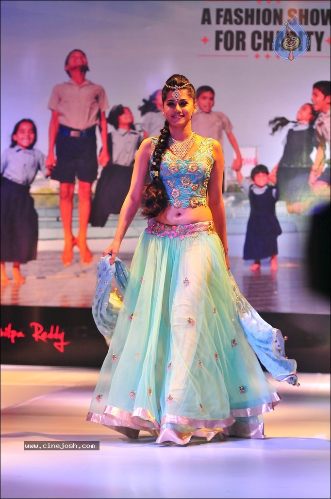 Tapsee Ramp Walk Photos - 29 / 31 photos