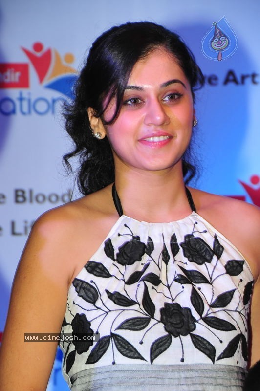 Tapsee Stills - 26 / 52 photos