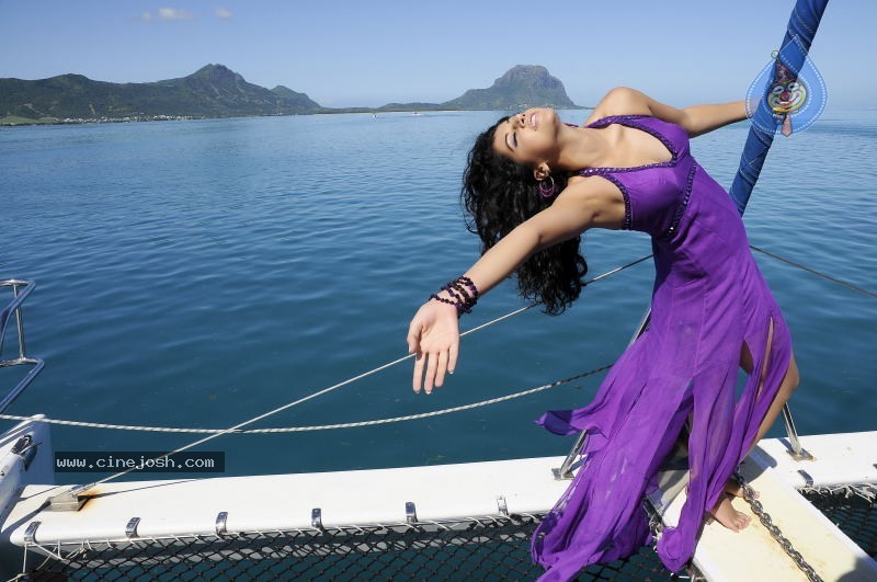 Tapsee Hot Stills - 21 / 27 photos