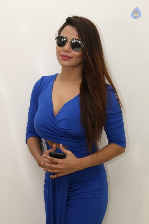 Tasha Hayaat Latest Photos - 16 / 21 photos