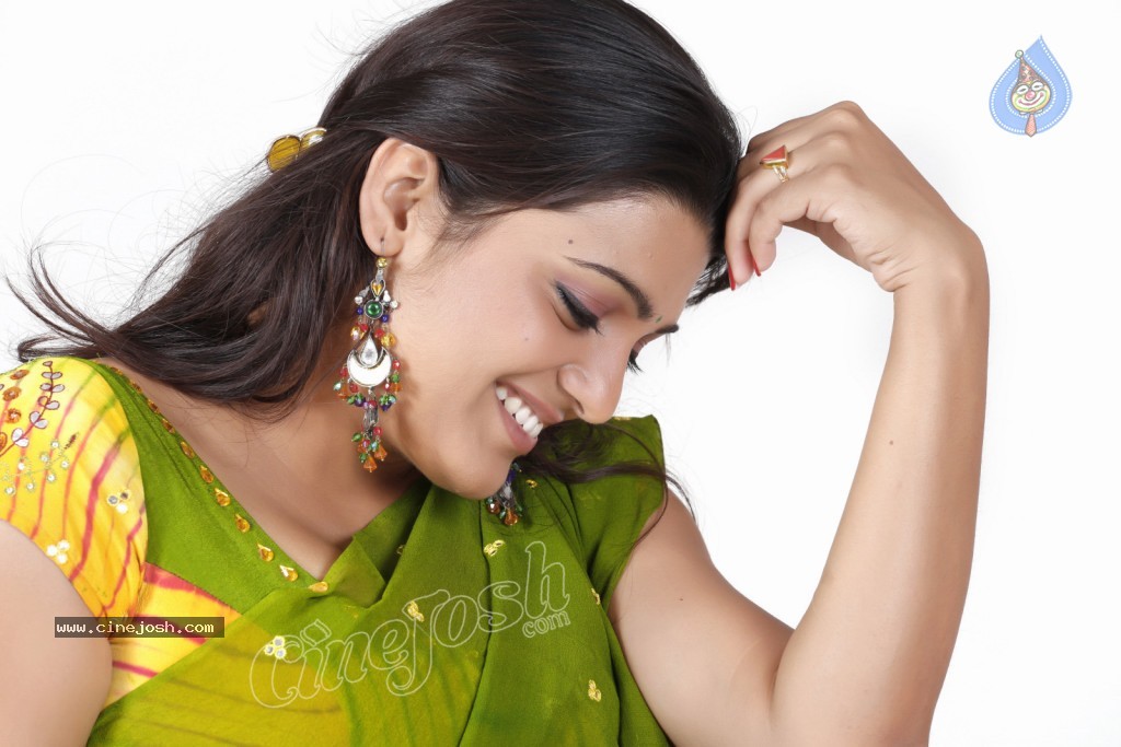 Tashu Kaushik Cute Stills - 140 / 152 photos