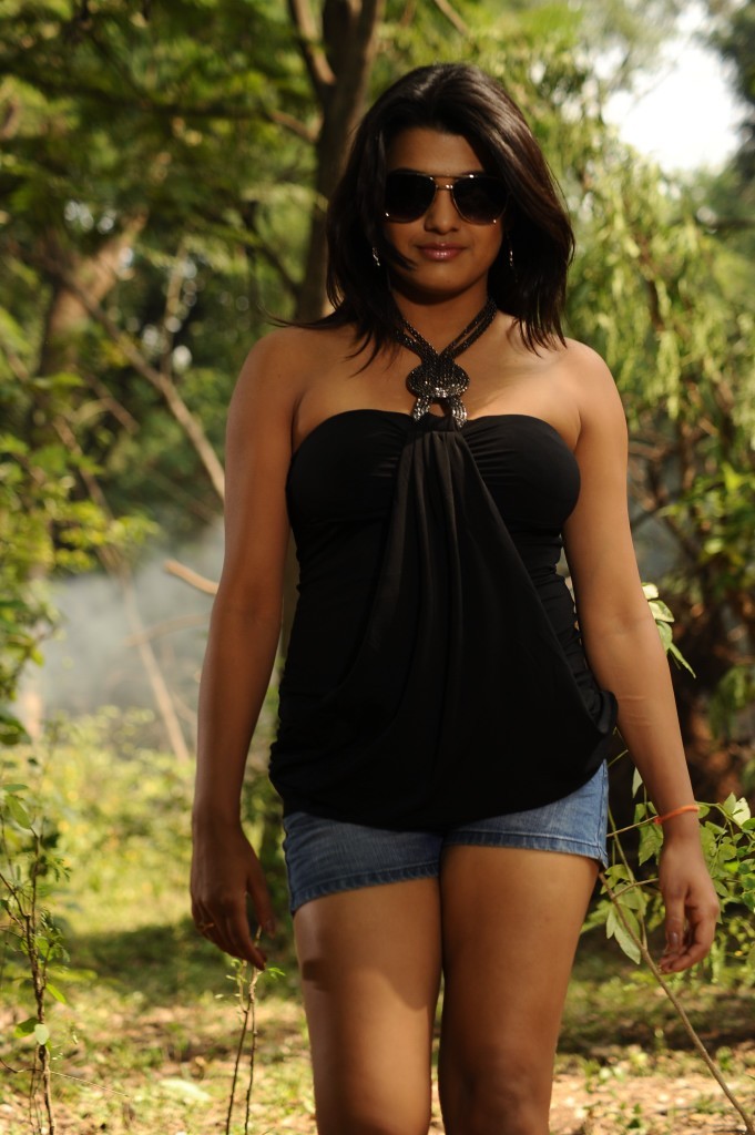 Tashu Kaushik Hot Images - 22 / 48 photos
