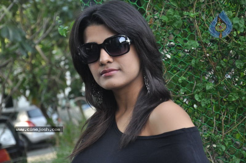Tashu Kaushik Latest Photos - 27 / 76 photos