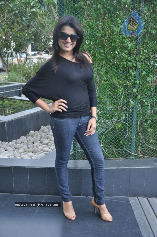 Tashu Kaushik Latest Photos - 32 / 76 photos