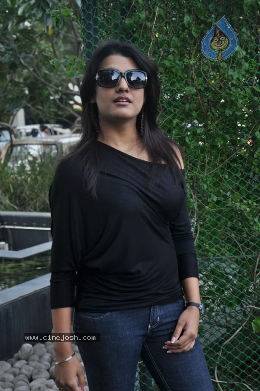 Tashu Kaushik Latest Photos - 33 / 76 photos