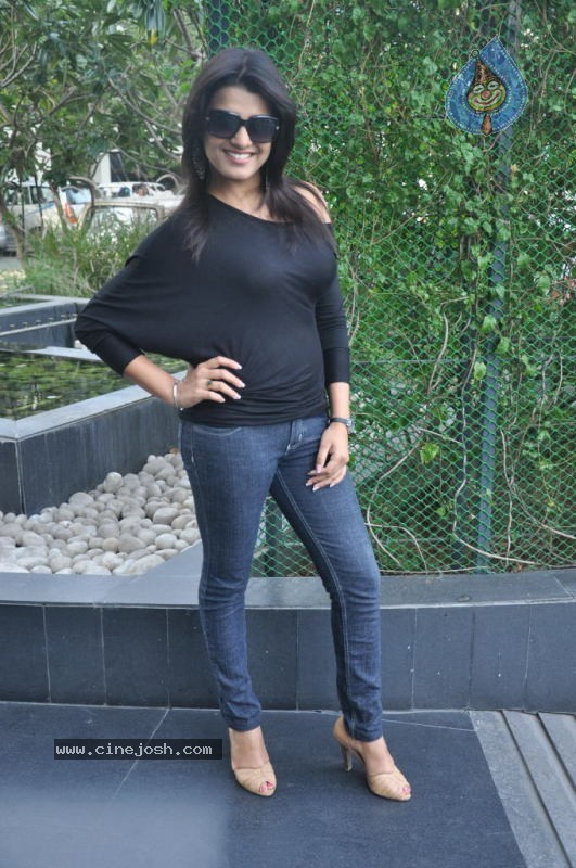 Tashu Kaushik Latest Photos - 35 / 76 photos