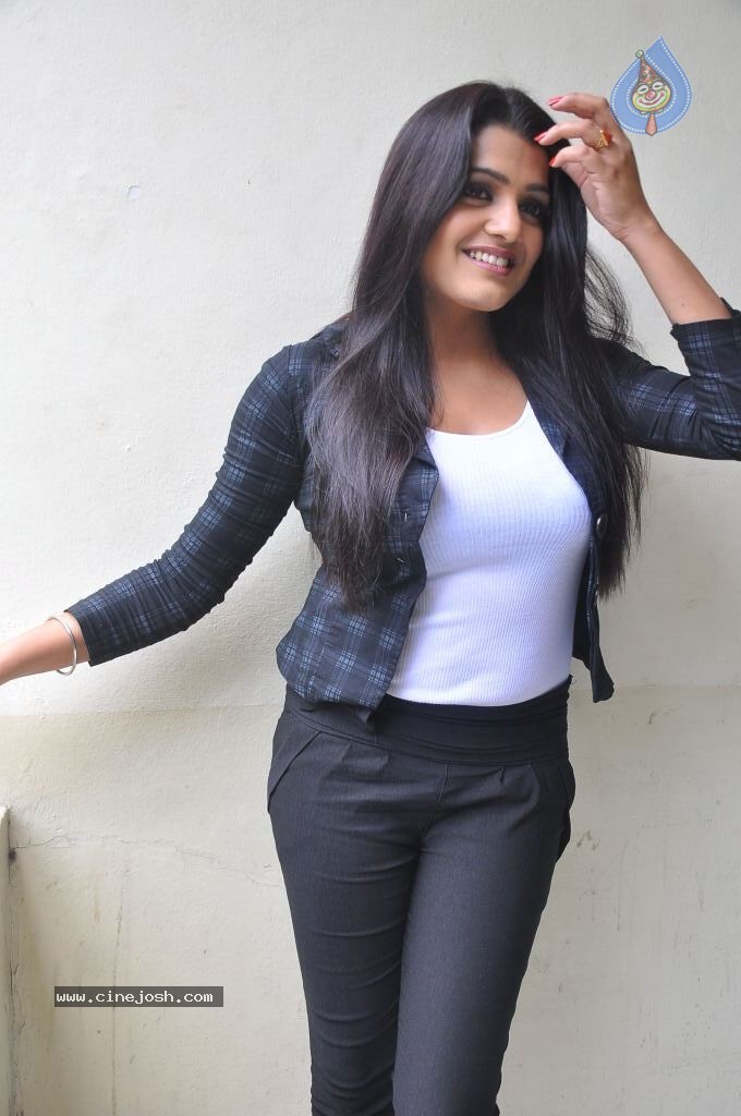 Tashu Kaushik Latest Pics - 28 / 150 photos