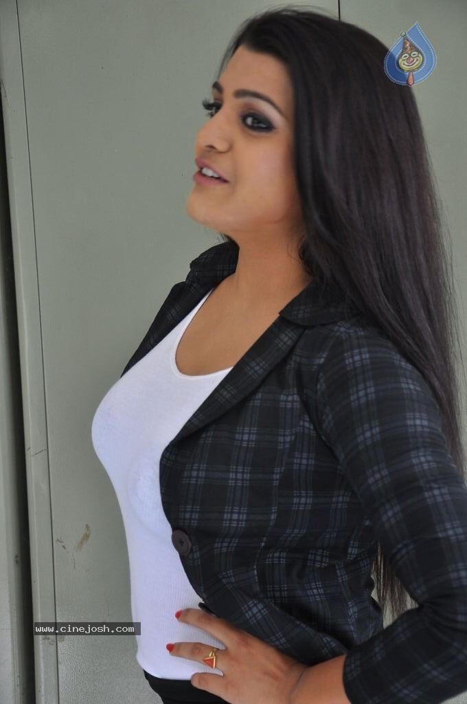 Tashu Kaushik Latest Pics - 37 / 150 photos