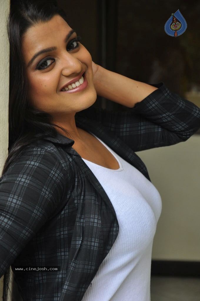 Tashu Kaushik Latest Pics - 67 / 150 photos