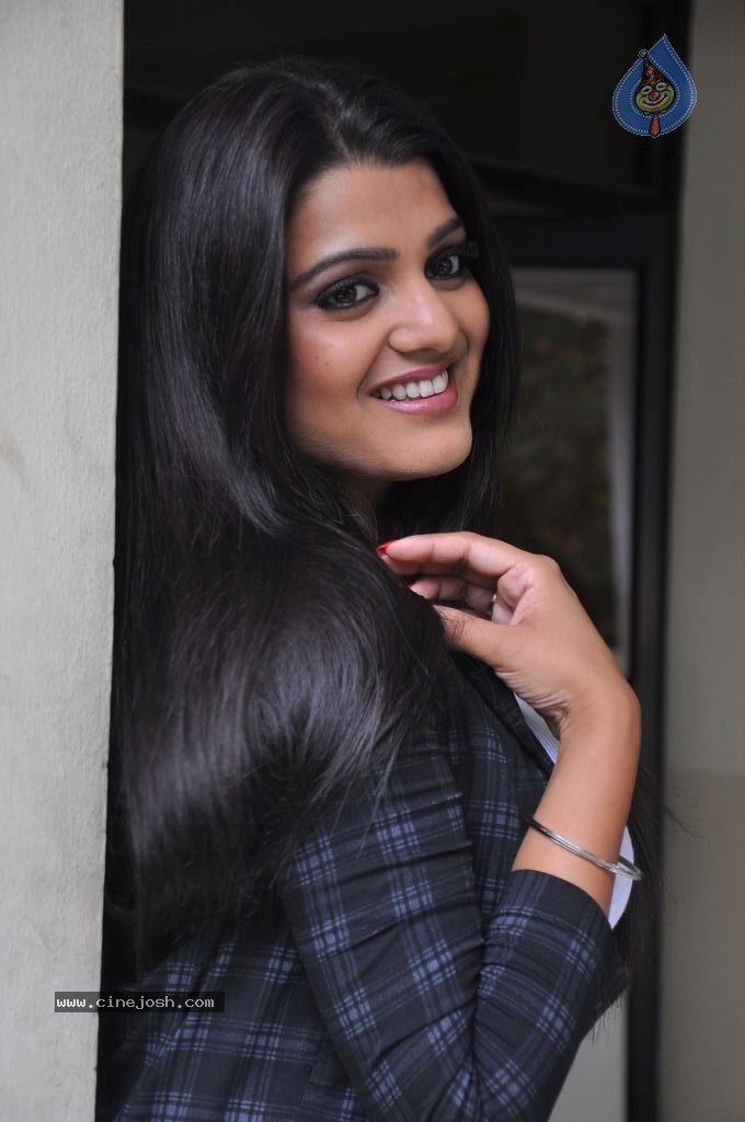 Tashu Kaushik Latest Pics - 124 / 150 photos