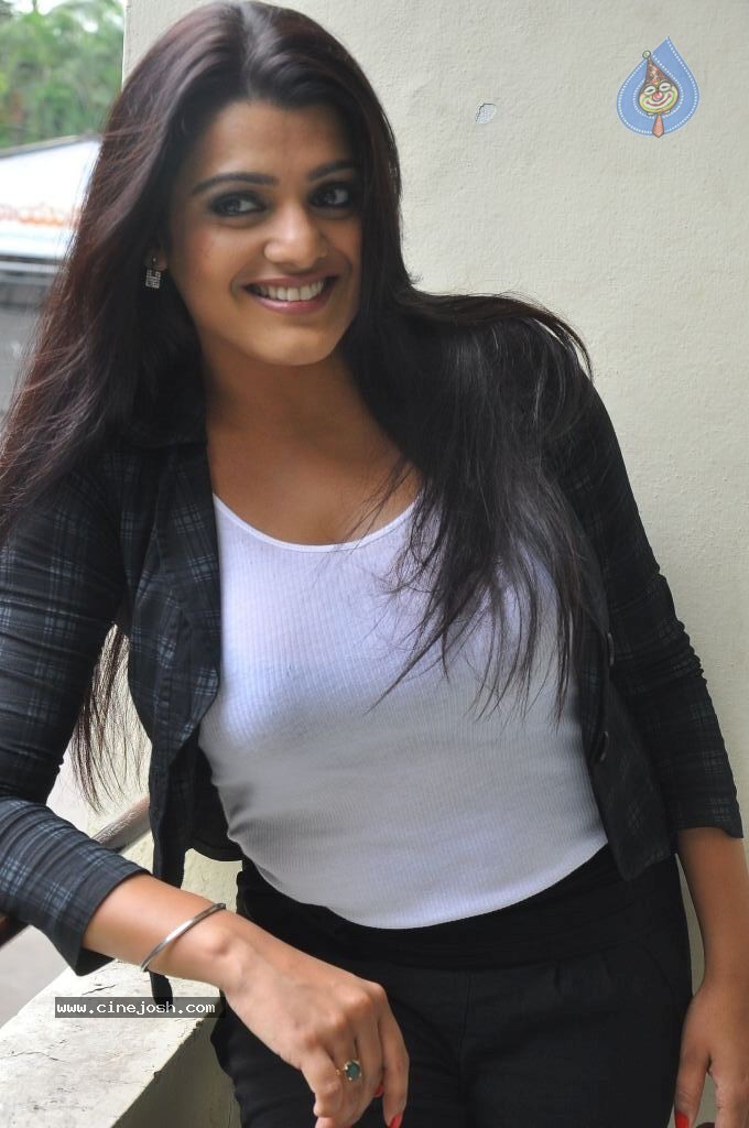 Tashu Kaushik Latest Pics - 131 / 150 photos