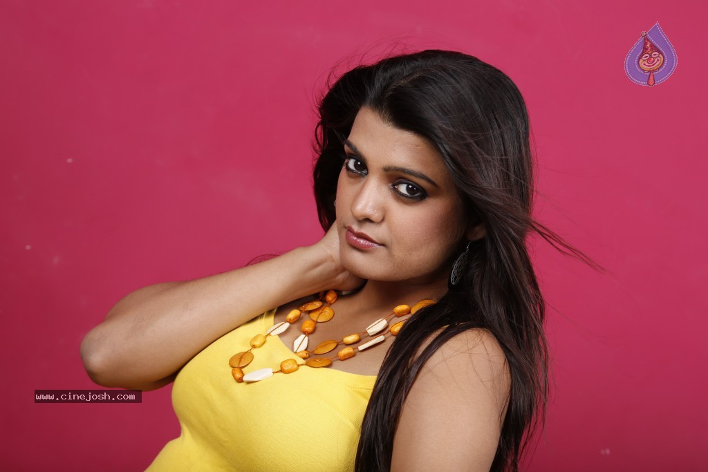 Tashu Kaushik New Hot Gallery - 14 / 132 photos