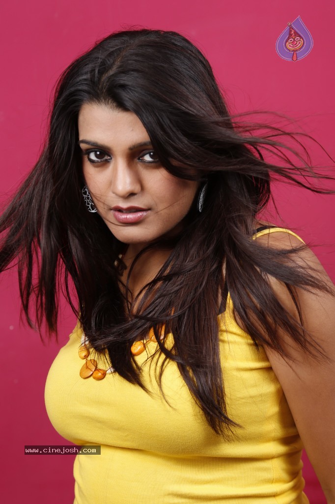 Tashu Kaushik New Hot Gallery - 32 / 132 photos