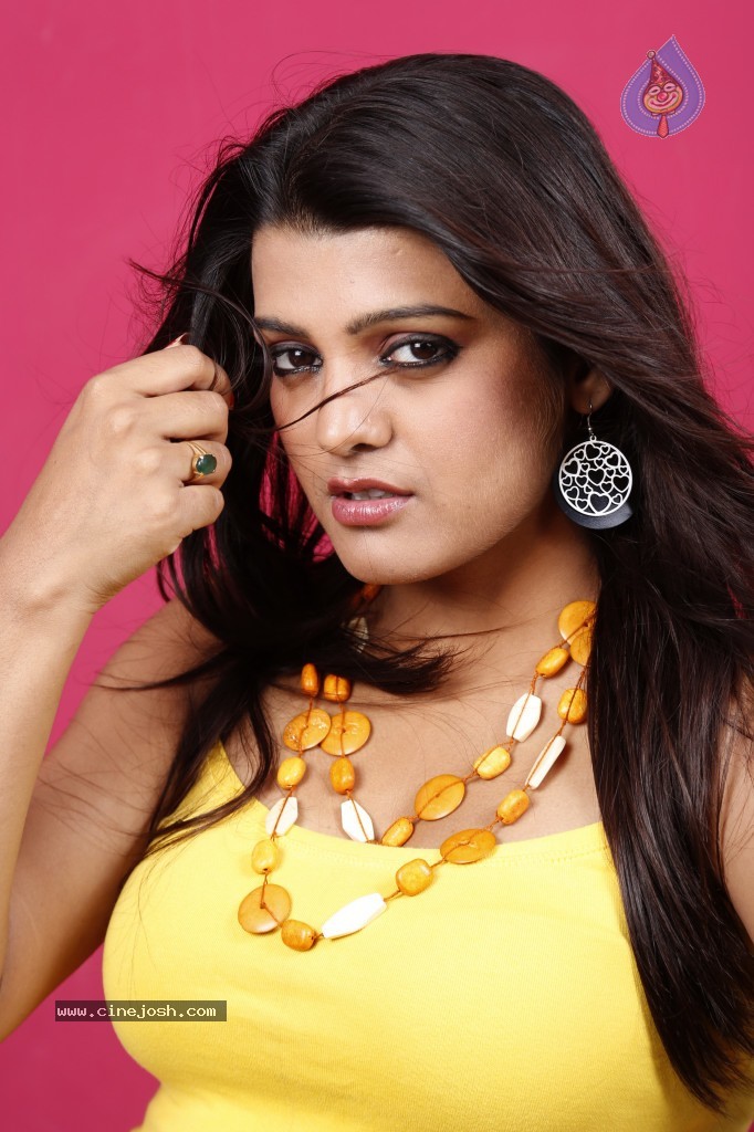 Tashu Kaushik New Hot Gallery - 36 / 132 photos