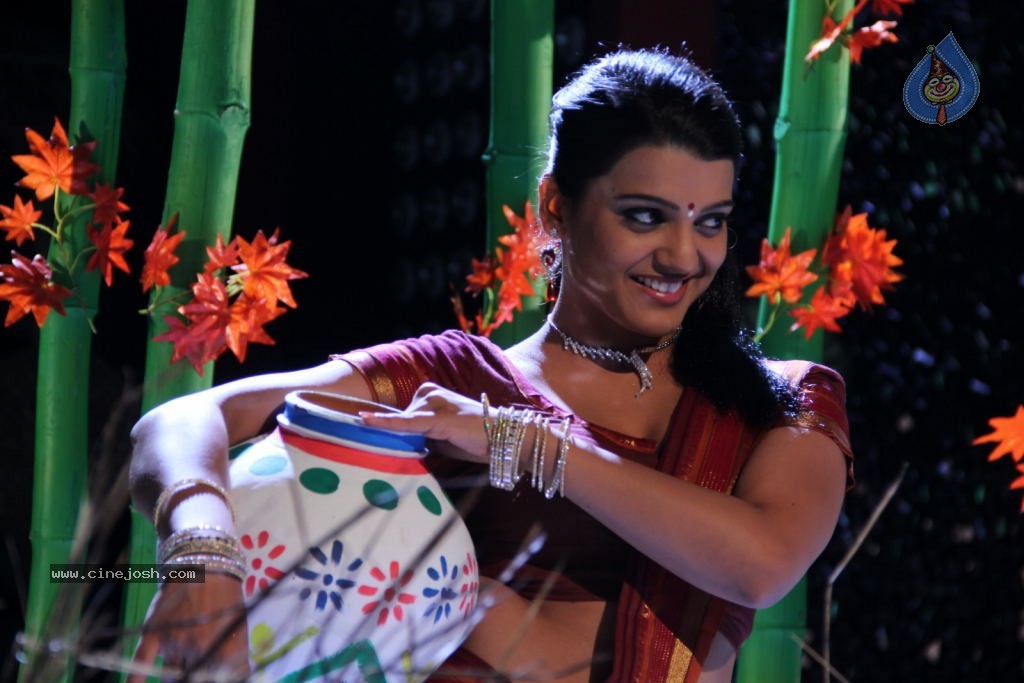 Tashu Kaushik New Pics - 25 / 68 photos