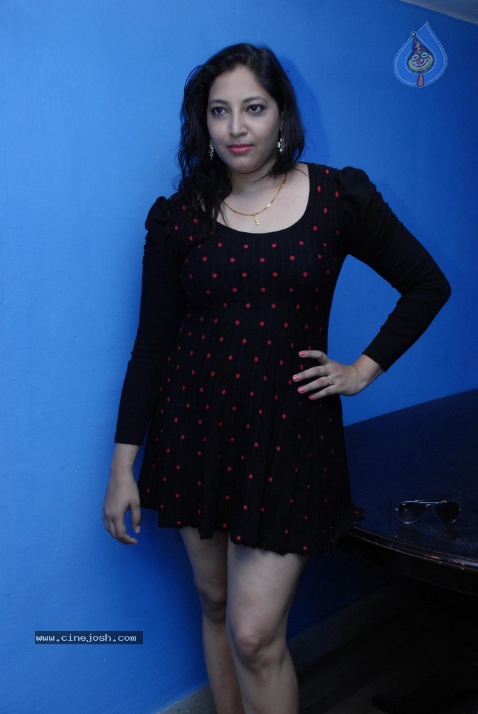 Tharuna Hot Stills - 19 / 72 photos